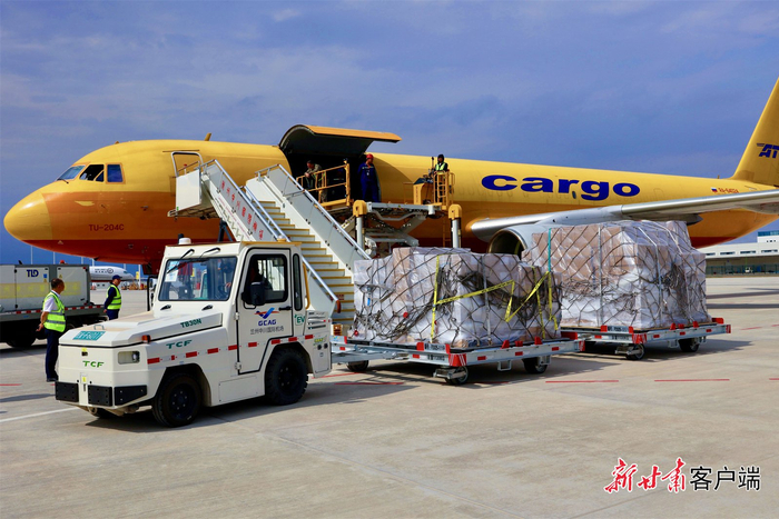 TU-204型货运飞机装载货物。岳千惠摄