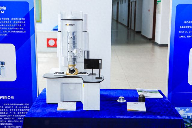 BZ-F200透射电镜微缩模型（左），关键部件电子源（右）。博众仪器供图