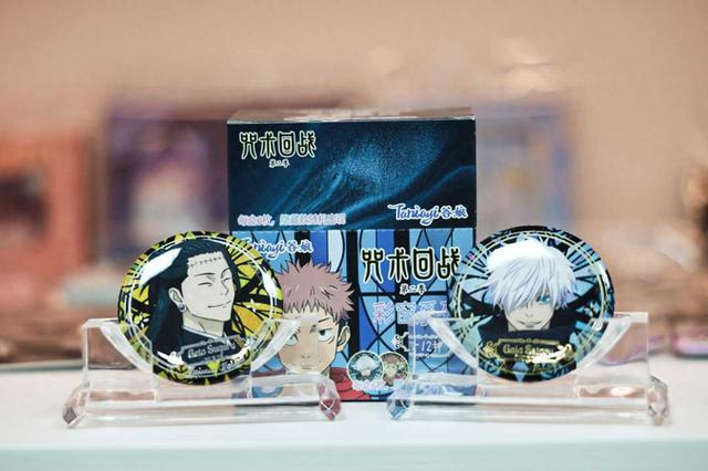 谷子市场前景广阔。图为石海东创立的谷子品牌签约日漫《咒术回战》的官谷。展钊|摄