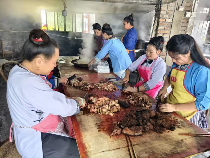 榕江县栽麻乡宰荡村村民自发为救援人员做饭。受访者供图