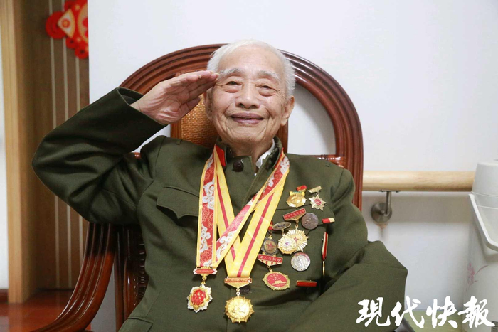 抗战老战士季飞敬礼
