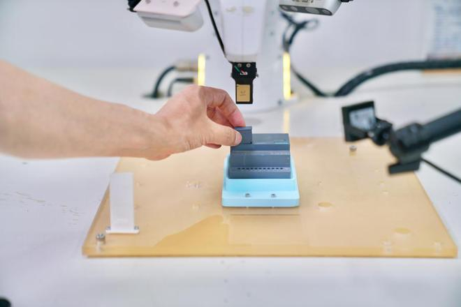 马道林在实验室演示。 李相如摄