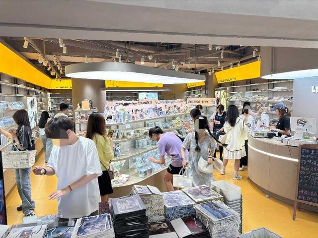 目前，“栗汀”品牌共有6家线下店铺，暑期是店铺人流高峰时期。刘浩|摄