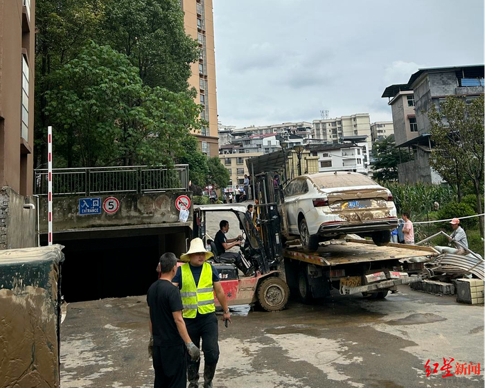 ▲水淹车从龙领国际小区地下车库被拖走