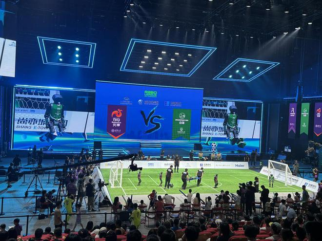 （机器人运动员被担架抬走 记者 李明明摄）