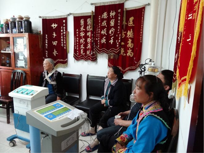 羌族诊所内设有电针仪器，图片由嘉宾赖立里提供。