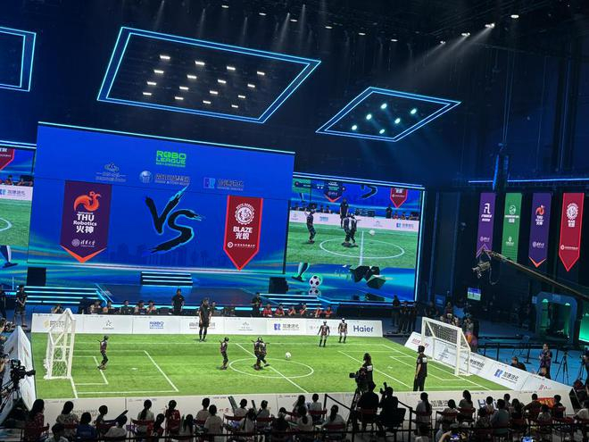 （机器人在赛场踢足球 记者 李明明摄）