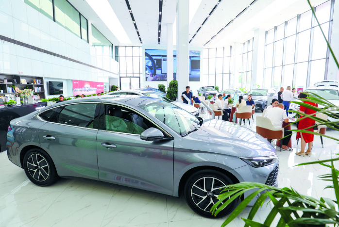 图为市民在石家庄长安汽车园一家汽车销售店选购新车。记者 张晓峰 摄