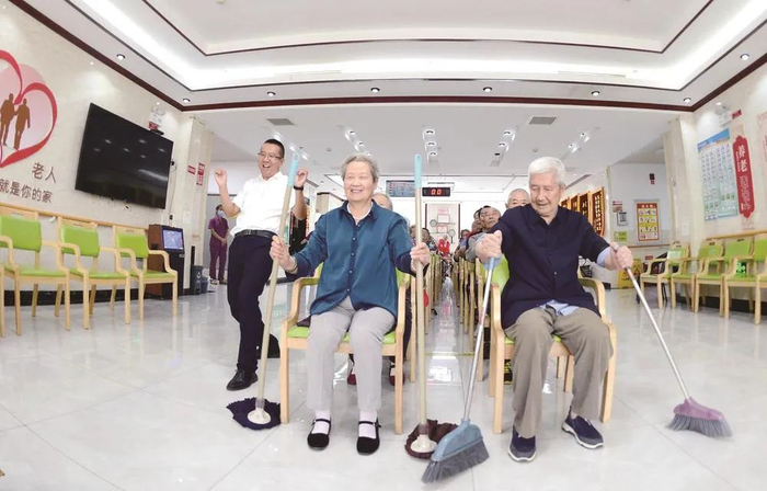 在古冶区怡然安养院里，老人们在工作人员的带领下快乐游戏。唐山劳动日报记者 吕光宇 摄
