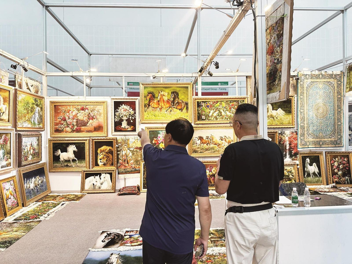 市民观赏装裱后的挂毯。西海新闻记者 马小玮 摄