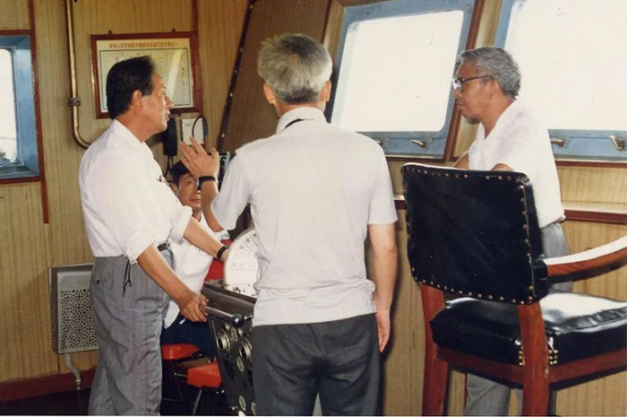 工作中的黄旭华（左一）