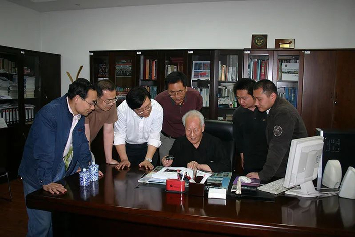 黄旭华与青年科技工作者在一起