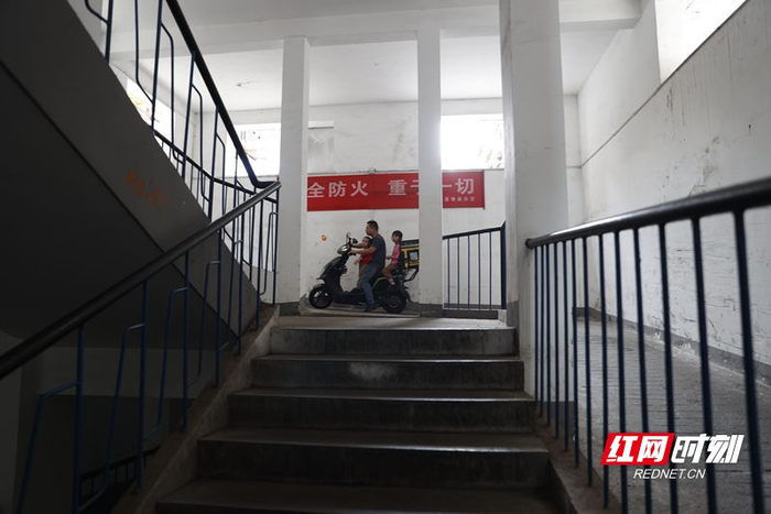 吃过午饭后，叶伟载着两个女儿回家。