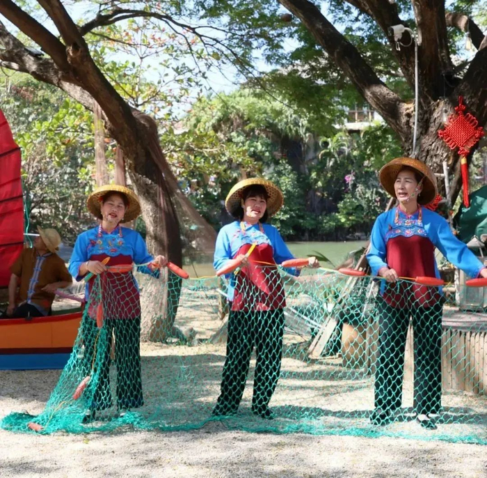 身着疍家传统服饰的人表演疍歌。图源于三亚发布