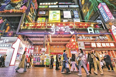 市民、游客在青云市集游玩（资料图片）。