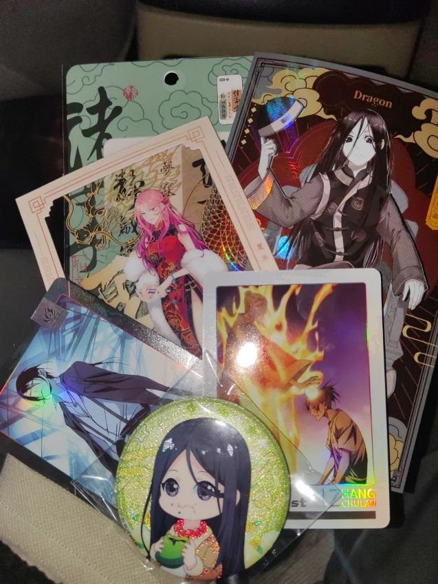 白玛曲珍在拼多多上购买了《异人之下》的吧唧、色纸等谷子。受访者供图