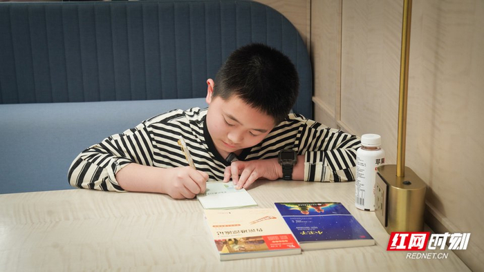 长沙市书香少年、紫凤小学学生虞淼轩在便签纸上写下励志名言。