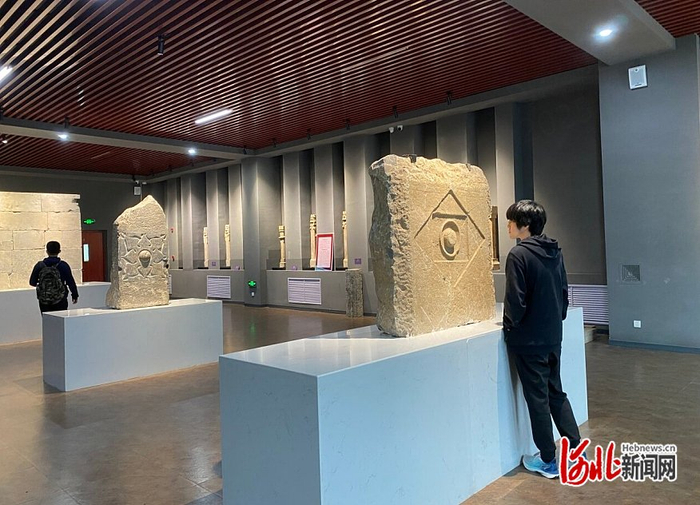 5月9日，河北工程大学学生在该校建筑艺术博物馆参观。 河北日报记者 张晓华摄