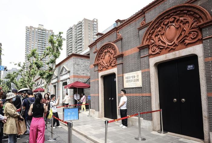   2025年5月1日，游人在位于上海的中共一大会址前留影。新华社记者 刘颖 摄