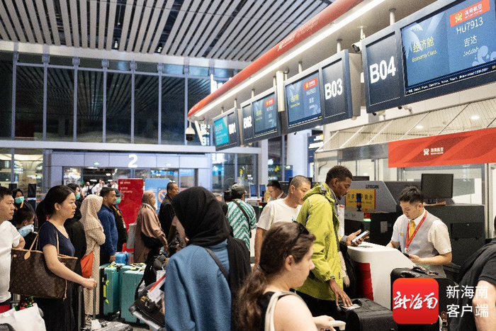 旅客办理值机。海口美兰机场供图
