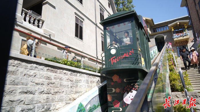 昙华林里的小火车。记者何晓刚 摄