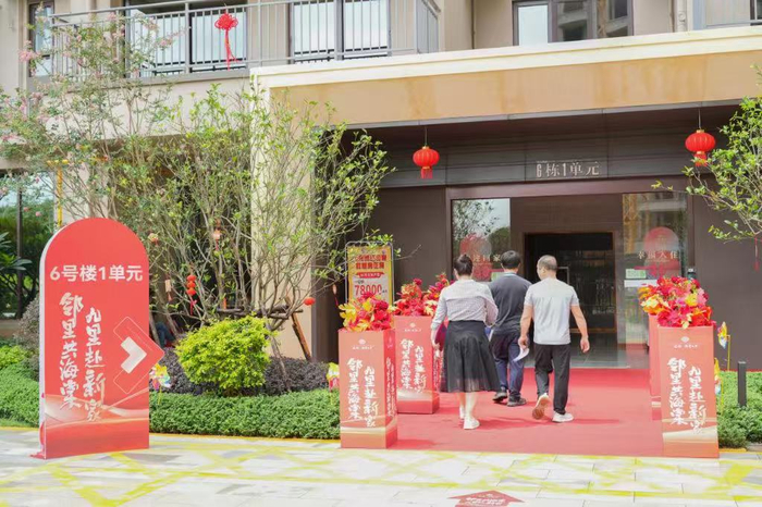 图为工作人员一对一陪同业主看房