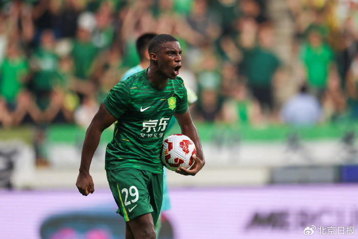 法比奥庆祝进球。北京日报记者 潘之望摄