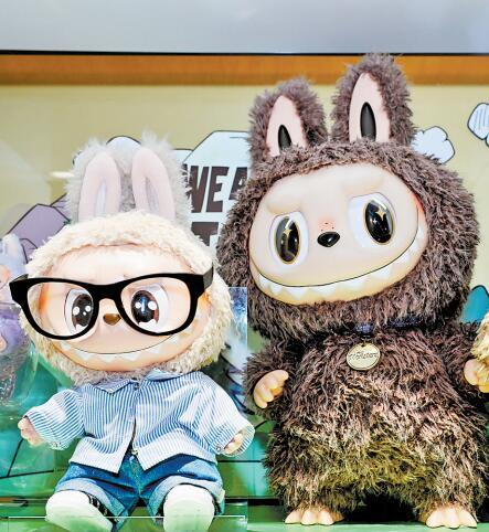     深圳市福田区一家泡泡玛特门店拍摄的LABUBU玩偶。新华社发