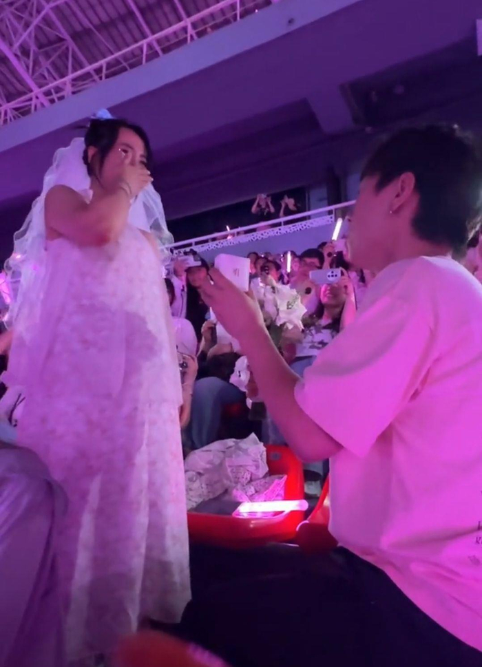 男生在汪苏泷演唱会现场向女友求婚（来源：网络）
