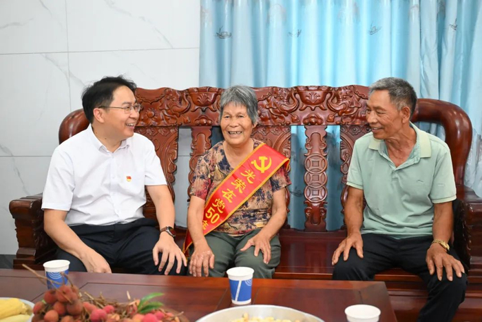 李玉成（左一）慰问“光荣在党五十年” 老党员容美坤。融媒体记者  夏玮蔓 摄