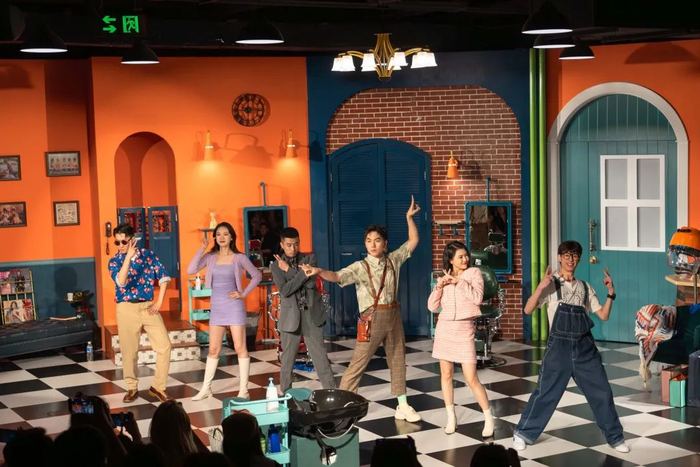 沉浸互动推理喜剧《疯狂理发店》驻场潮流地标THE BOX朝外B馆。北京日报客户端记者 方非摄