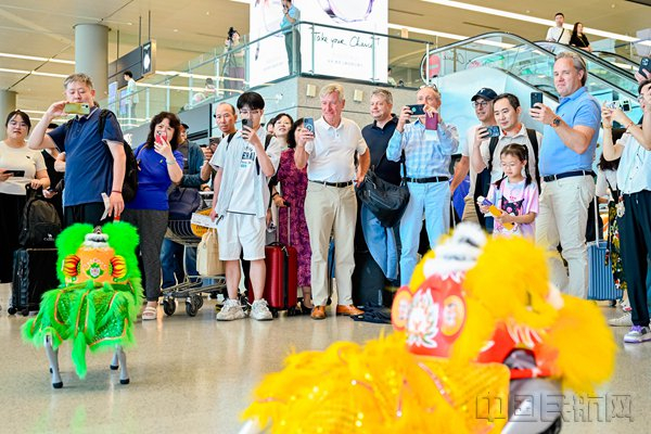 6月29日，虹桥机场的机器狗表演吸引了旅客纷纷驻足（善见/摄）