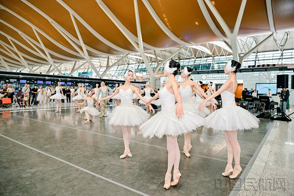 6月29日，浦东机场组织的芭蕾表演（善见/摄）