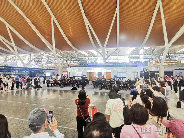 6月29日当天，浦东机场的交响乐演出吸引旅客拍照留念（钱擘/摄）