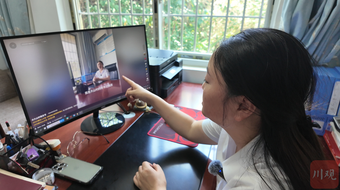 杨奕正在展示她的抖音号。