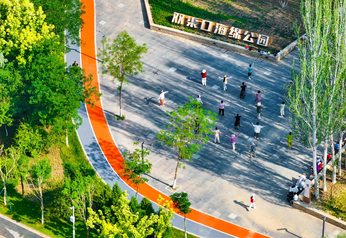 清晨，市民们在双渠口海绵公园跳起广场舞。