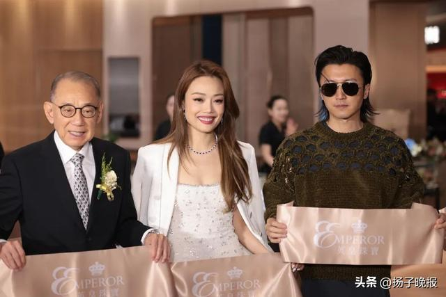 杨受成携谢霆锋、容祖儿出席英皇珠宝新店开业典礼。图片来源：视觉中国