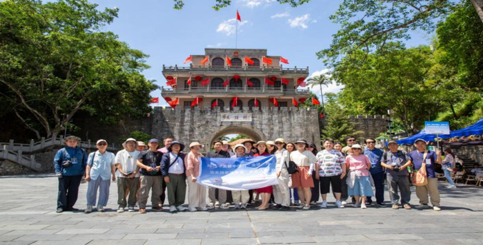 采风团在凭祥友谊关前合影｜记者 刘镇豪 摄