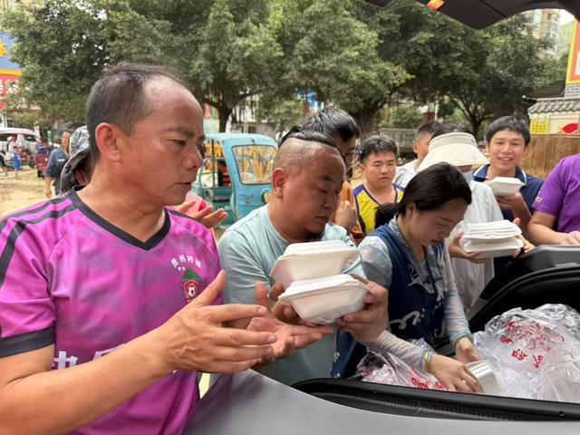 刘建兰前几日去给救援人员送盒饭。 受访者供图