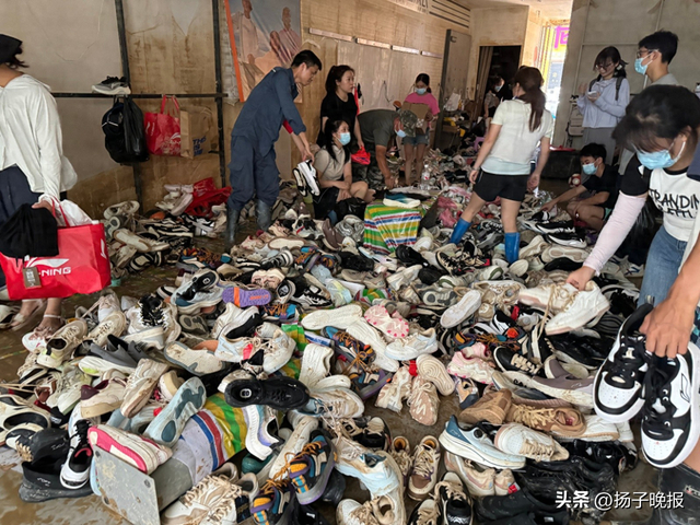 被淹商家低价销售泡水鞋。图/九派新闻 黄巧文