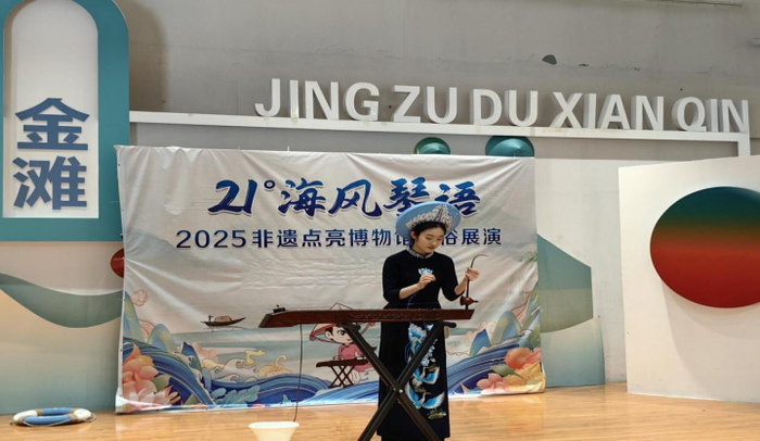 阮媛媛弹奏独弦琴｜记者 王若溪 摄