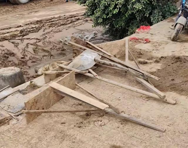 胡雨用来清淤的简陋工具。 受访者供图