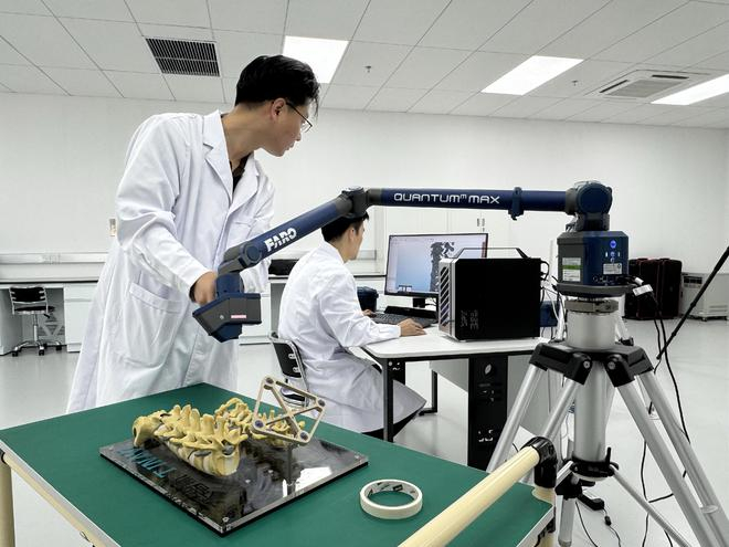 　　合肥市医疗器械检验检测中心有限公司的工作人员正在工作。新华社记者 吕岩昊 摄