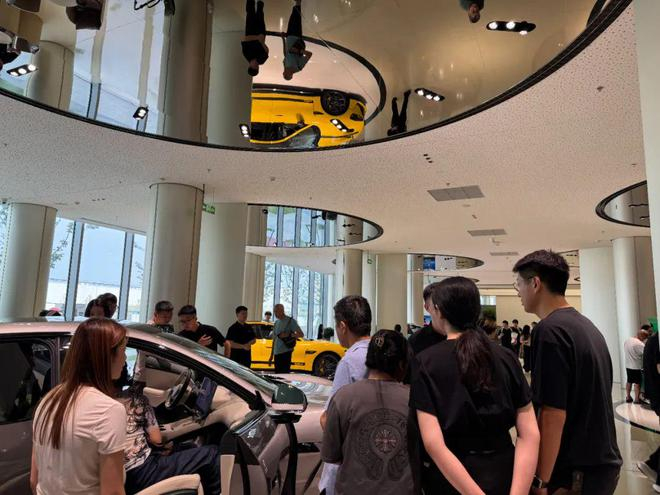小米汽车门店内围观YU7的顾客 「定焦One」摄