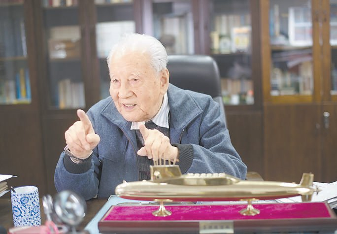 　　这是2016年12月20日，黄旭华在办公室内与同事交谈。 新华社记者 熊琦摄