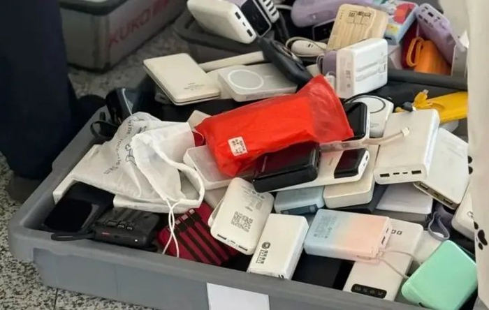 网上流传的现场图片显示成筐的充电宝在机场被拦下 图片来源：国家应急广播