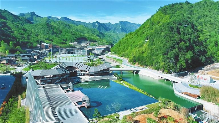 康县青龙山旅游度假区山水相映美如画。康县县委宣传部供图