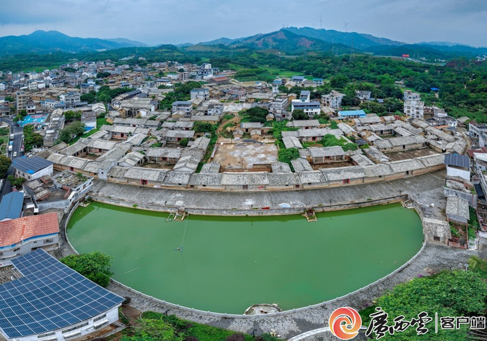 邓氏古宅建筑群，“五大门”前的半月池塘碧水幽幽。广西云-广西日报记者 周军 摄