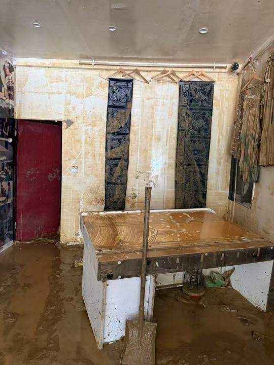 刘建兰遭遇洪水后的店铺。 受访者供图