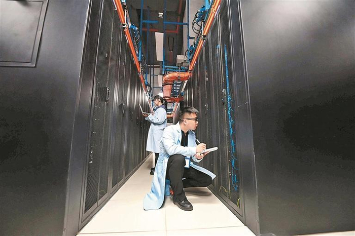 中国电信（国家）数字青海绿色大数据中心工作人员日常监控设备运行情况。陆广涛 摄